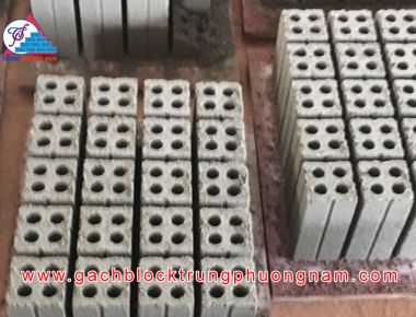 Gạch không nung 4 lỗ 80x80x180